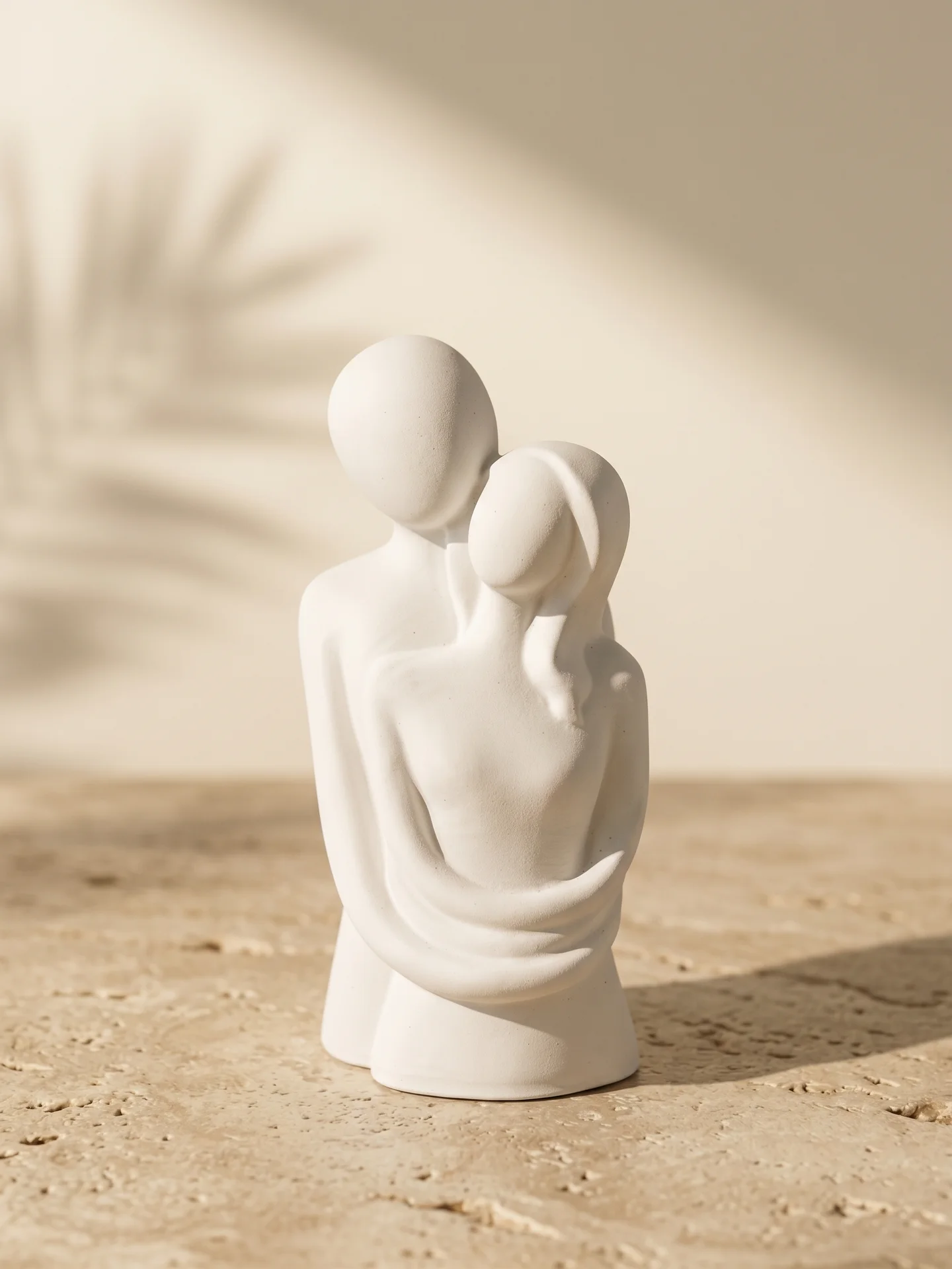 Escultura Abrazo Infinito de yeso cerámico blanco ZEVELLA