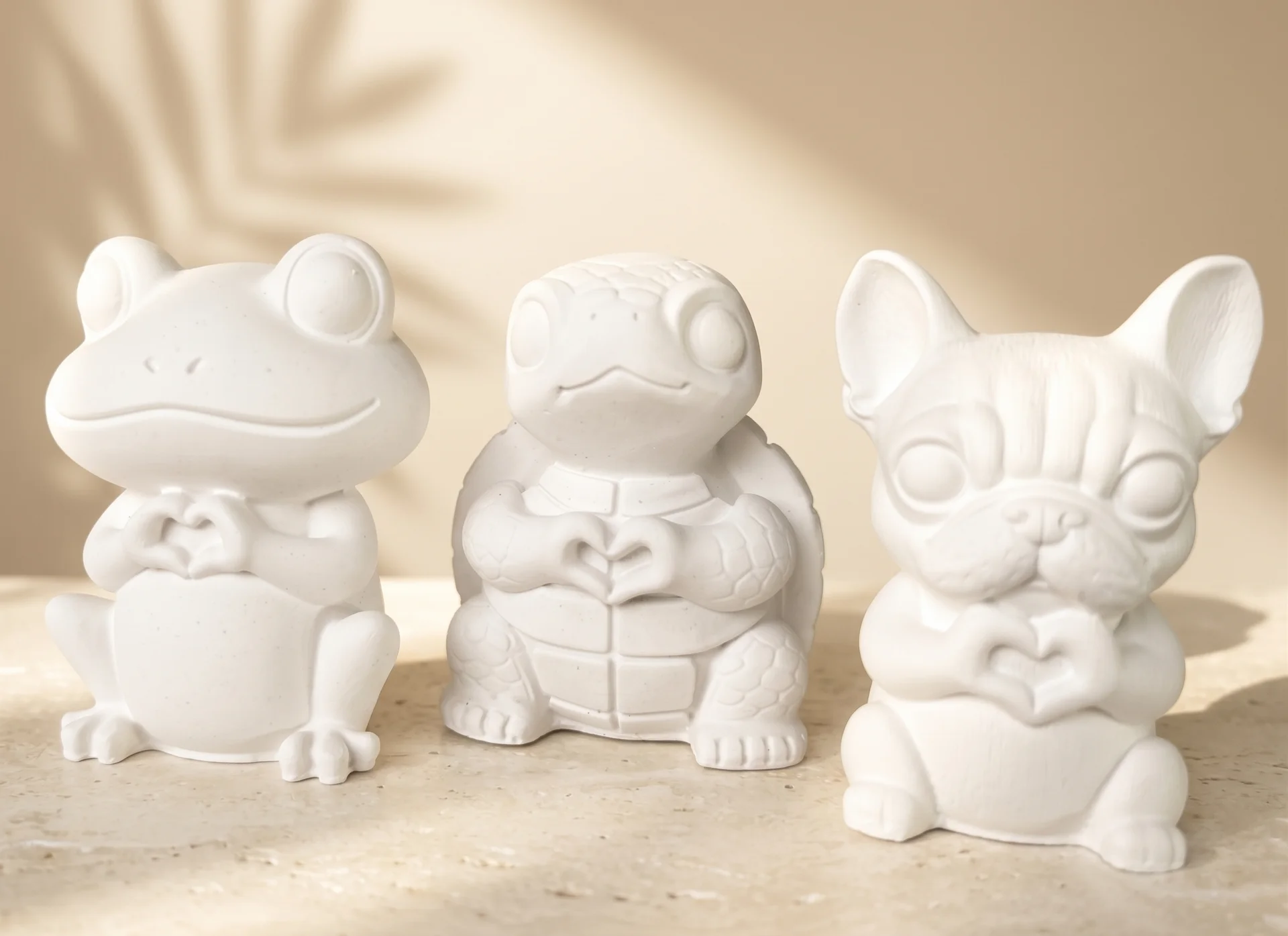 Animalitos con corazón de yeso cerámico blanco ZEVELLA